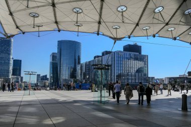 Paris, Fransa, 6 Mart 2025. Fransız elektrik nakil şebekesi operatörü RTE, bir kamu hizmeti görevi yürütüyor: Fransa genelinde her zaman elektrik arzını garanti altına almak..