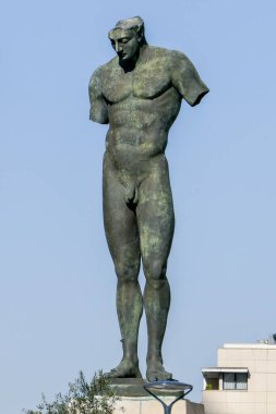 Paris, Fransa, 6 Mart 2025. Igor Mitoraj 'ın İkarus Heykeli insan doğasının kusurunu temsil ediyor..