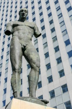 Paris, Fransa, 6 Mart 2025. Igor Mitoraj 'ın İkarus Heykeli insan doğasının kusurunu temsil ediyor..