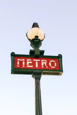 Paris, Fransa, 5 Mart 2025. Mavi gökyüzüne karşı Paris metro logosu.