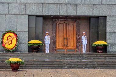 Hanoi, Vietnam, 21 Ekim 2024. Ho Chi Minh mozolesinin önündeki muhafızlar.