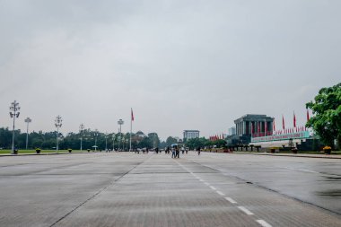 Hanoi, Vietnam, 21 Ekim 2024. Ho Chi Minh mozolesinin önündeki Ba Dinh Meydanı geçit alanı.