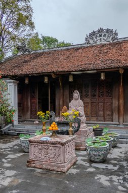 Hanoi, Vietnam, 21 Ekim 2024. Mot Cot Pagoda ya da One Pillar Pagoda sunağı bir pagoda 'dır..