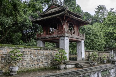 Hanoi, Vietnam, 21 Ekim 2024. Edebiyat Tapınağı 'nın üçüncü avlusundaki İlahi Berraklık Gölü' ne geçit..
