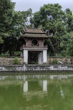 Hanoi, Vietnam, 21 Ekim 2024. Edebiyat Tapınağı 'nın Üçüncü Avlusu' ndaki İlahi Berraklık Gölü manzarası.