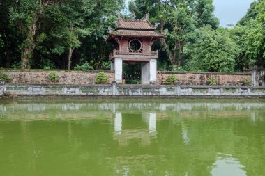 Hanoi, Vietnam, 21 Ekim 2024. Edebiyat Tapınağı 'nın Üçüncü Avlusu' ndaki İlahi Berraklık Gölü manzarası.