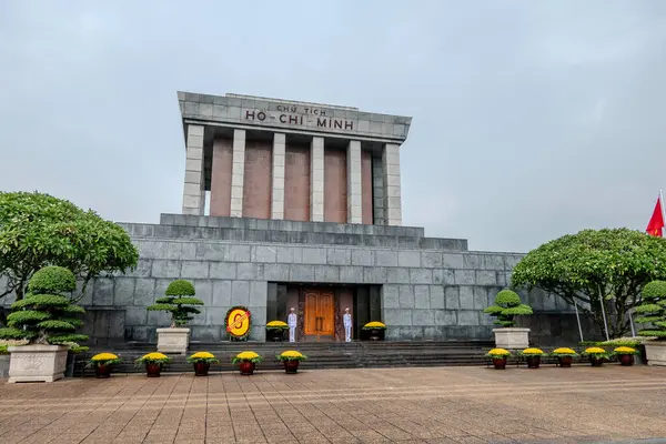 Hanoi, Vietnam, 21 Ekim 2024. Ho Chi Minh Anıt Mezarı, Ba Dinh Meydanı 'nda bulunan bir binadır..