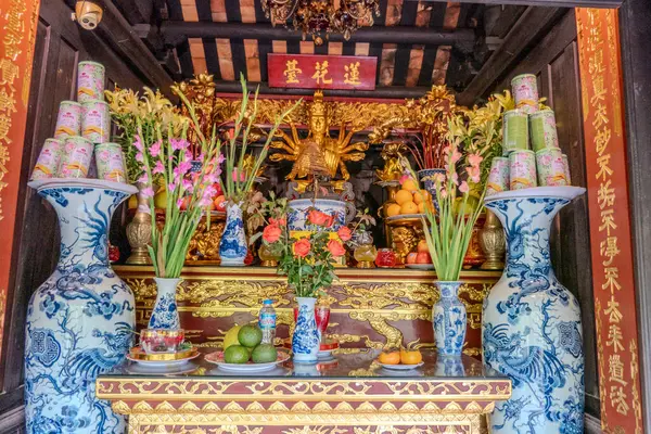 Hanoi, Vietnam, 21 Ekim 2024. Mot Cot Pagoda ya da One Pillar Pagoda sunağı bir pagoda 'dır..