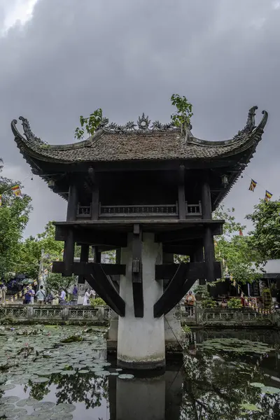 Hanoi, Vietnam, 21 Ekim 2024. Mot Cot Pagoda ya da One Pillar Pagoda, Ba Dinh bölgesinde yer alan bir pagodadır.