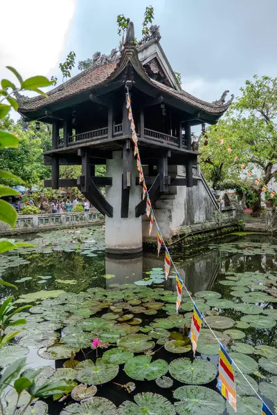 Hanoi, Vietnam, 21 Ekim 2024. Mot Cot Pagoda ya da One Pillar Pagoda, Ba Dinh bölgesinde yer alan bir pagodadır.