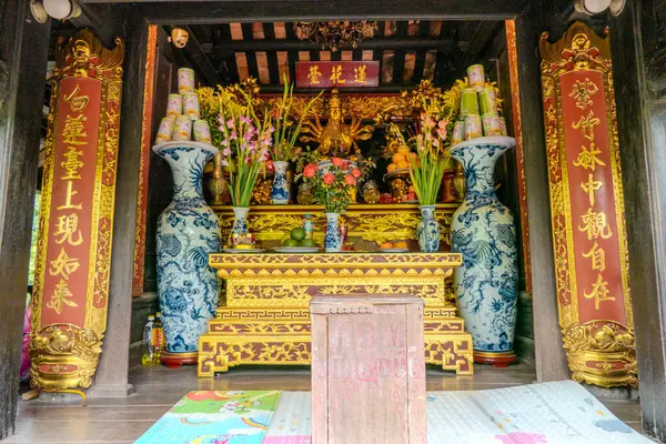 Hanoi, Vietnam, 21 Ekim 2024. Mot Cot Pagoda ya da One Pillar Pagoda sunağı bir pagoda 'dır..