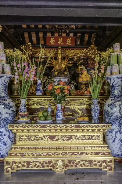 Hanoi, Vietnam, 21 Ekim 2024. Mot Cot Pagoda ya da One Pillar Pagoda sunağı bir pagoda 'dır..