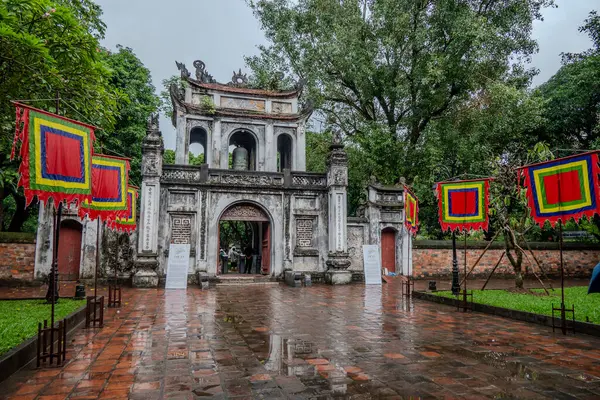 Hanoi, Vietnam, 21 Ekim 2024. Hanoi Edebiyat Tapınağı bir Konfüçyüs tapınağıdır. Prens 'in Harflerin çoğaltıcı tapınağıdır.