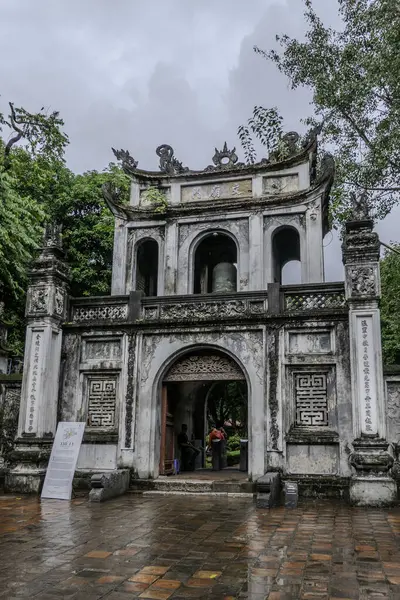 Hanoi, Vietnam, 21 Ekim 2024. Hanoi Edebiyat Tapınağı bir Konfüçyüs tapınağıdır. Prens 'in Harflerin çoğaltıcı tapınağıdır.