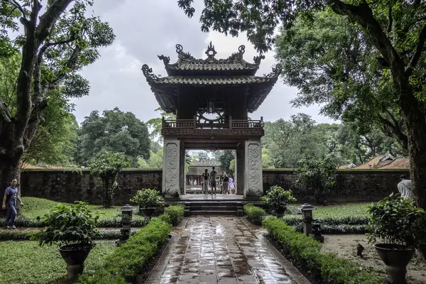 Hanoi, Vietnam, 21 Ekim 2024. Hanoi Edebiyat Tapınağı bir Konfüçyüs tapınağıdır. Prens 'in Harflerin çoğaltıcı tapınağıdır.