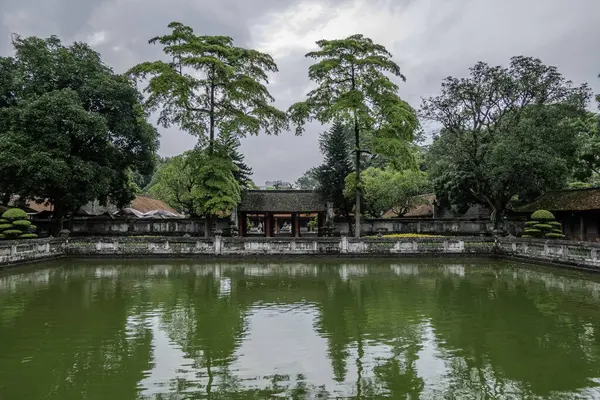 Hanoi, Vietnam, 21 Ekim 2024. Edebiyat Tapınağı 'nın Üçüncü Avlusu' ndaki İlahi Berraklık Gölü manzarası.