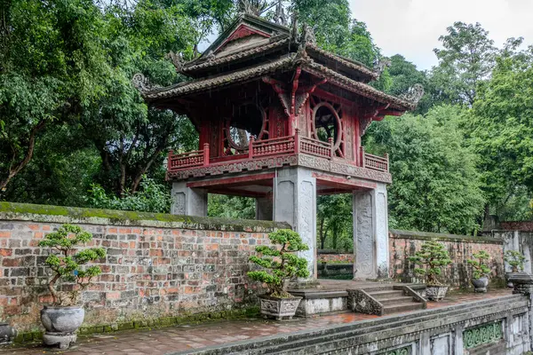 Hanoi, Vietnam, 21 Ekim 2024. Edebiyat Tapınağı 'nın üçüncü avlusundaki İlahi Berraklık Gölü' ne geçit..