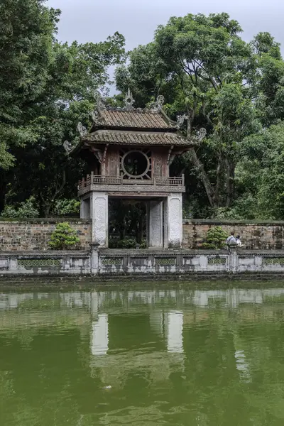 Hanoi, Vietnam, 21 Ekim 2024. Edebiyat Tapınağı 'nın Üçüncü Avlusu' ndaki İlahi Berraklık Gölü manzarası.