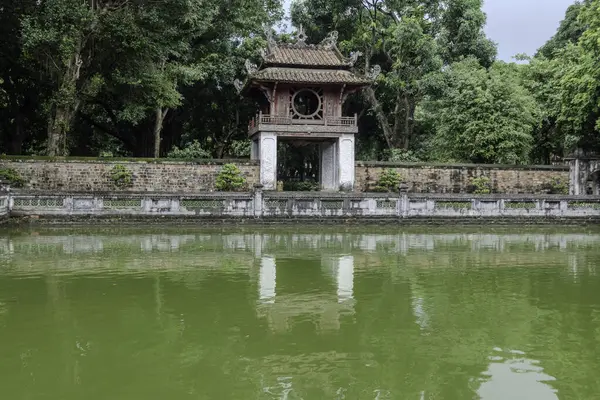 Hanoi, Vietnam, 21 Ekim 2024. Edebiyat Tapınağı 'nın Üçüncü Avlusu' ndaki İlahi Berraklık Gölü manzarası.