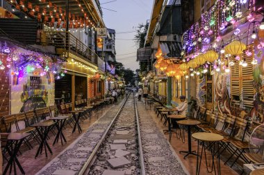 Hanoi, Vietnam, 22 Ekim 2024. Hanoi Tren Caddesi, Long Bien İstasyonu 'ndan Hanoi Merkez İstasyonu' na kadar uzanıyor.
