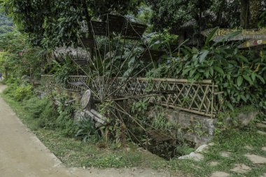 Mai Chau, Vietnam, 23 Ekim 2025. Mai Chau Vadisi ve onun tarım arazisi, Hoa Binh Eyaleti. Bambu su çarkı.