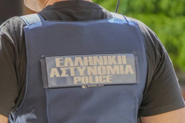 Selanik, Yunanistan, 4 Mayıs 2025. Sırtında polis yazan bir polis üniforması..