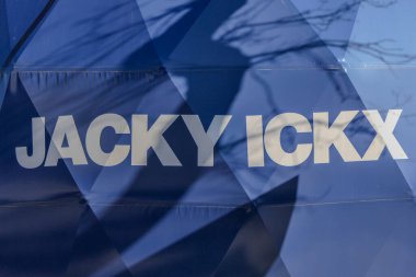 Francorchamps, Belçika, 8 Mart 2025. Belçikalı şöför Jacky Ickx 'in adı pistin girişinde dev bir miğferin üzerinde..