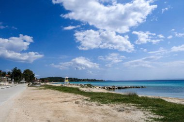 Nikiti, Yunanistan, 27 Nisan 2025. Cankurtaran kulesiyle Nikiti Plajı.