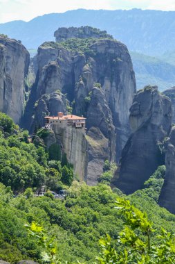 Yunanistan, Kalambaka, 1 Mayıs 2025. Meteora 'daki Roussanou Manastırı.