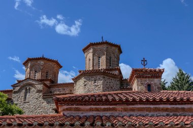 Yunanistan, Kalambaka, 1 Mayıs 2025. Varlaam Manastırı 'nın ana kilisesinin çatısı..
