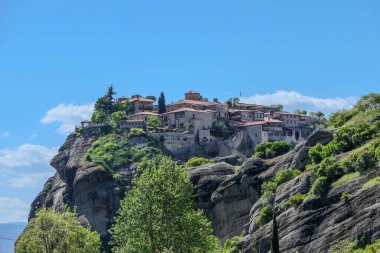 Yunanistan, Kalambaka, 1 Mayıs 2025. Meteora bölgesindeki Büyük Meteora Manastırı..