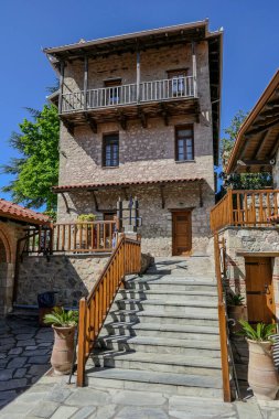 Yunanistan, Kalambaka, 1 Mayıs 2025. Büyük Meteora Manastırı 'nın iç avlusu.