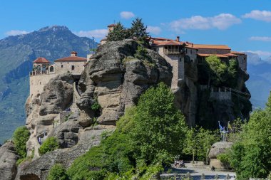 Yunanistan, Kalambaka, 1 Mayıs 2025. Meteora 'daki bir kayanın tepesindeki manastır.