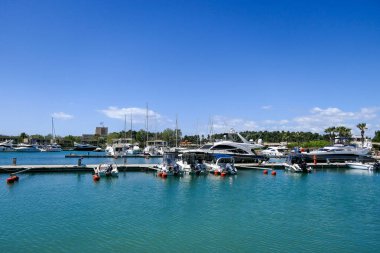 Sani, Yunanistan, 28 Nisan 2025. Sani Marina, Kassandra, Chalkidiki manzarası