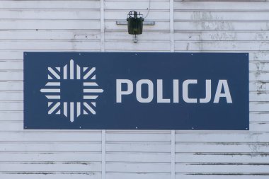 Krakow, Polonya, 4 Ağustos 2025. Vistula Nehri yakınlarındaki polis karakolunda polis imzası var.
