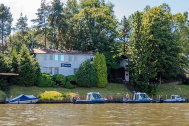 Krakow, Polonya, 4 Ağustos 2025. Polis tekneleri Vistula Nehri 'ndeki karakolun önünde.
