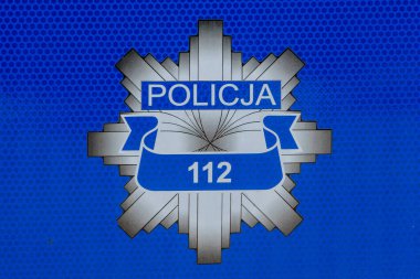 Krakow, Polonya, 7 Ağustos 2025 Krakow sokaklarında polis logosu..