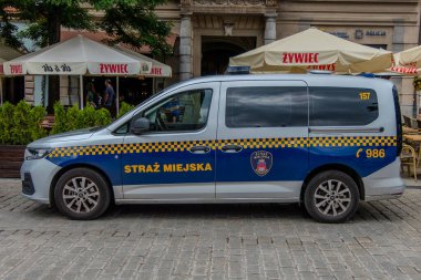 Krakow, Polonya, 6 Ağustos 2025. Krakow sokaklarında polis arabası.