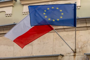 Krakow, Polonya, 5 Ağustos 2025. Krakow 'da bir binanın cephesinde Polonya bayrağı ve Avrupa bayrağı.