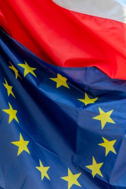 Krakow, Polonya, 6 Ağustos 2025. Krakow 'da bir binanın cephesinde Polonya bayrağı ve Avrupa bayrağı.