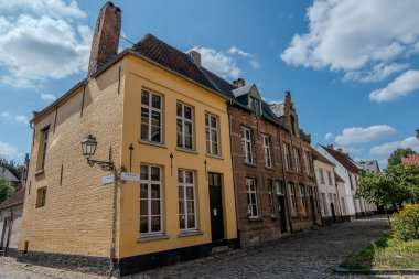 Yalancı, Belçika, 15 Ağustos 2025. Küçük Ev Yalancı Beguinage, Oude Kerkhof