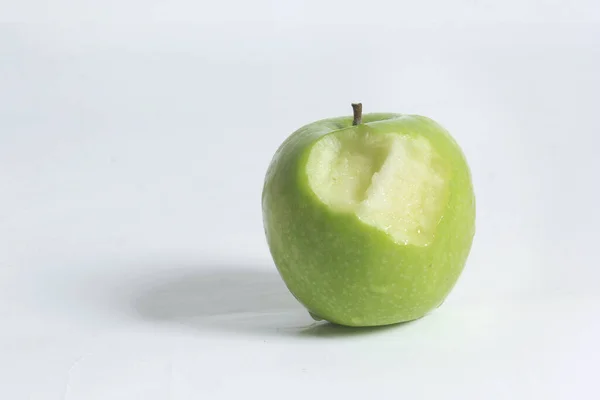 Φρέσκα Πράσινα Μήλα Και Δαγκωματιές Λευκό Φόντο — Φωτογραφία Αρχείου