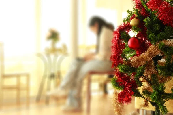 Arka planda Noel ağacı ve bulanık insanlar var..