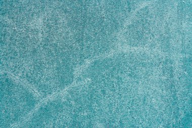 Mavi alçı duvarlar ve soluk izler.