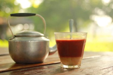 Sabah atmosferli sıcak süt çayı..