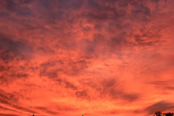 Alacakaranlıkta gökyüzünün arkaplanı.