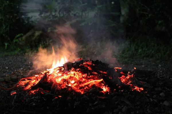Kırmızı ateşten çıkan beyaz duman..