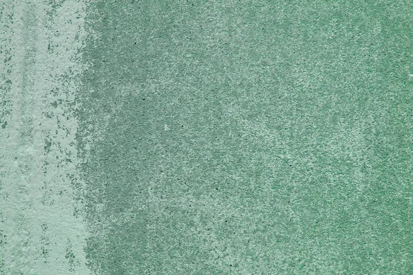 Yeşil alçı duvarlar ve soluk izler.