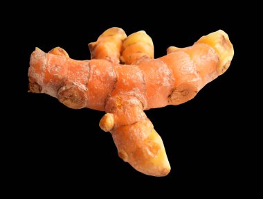 Siyah arkaplanda zerdeçal (Curcuma longa Linn) rhizome (root) izole edilmiş, kırpma yolu olan gölge yok