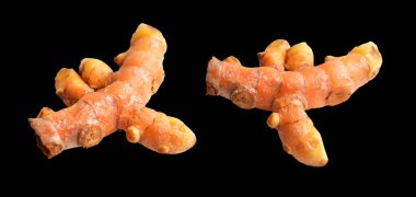 Siyah arkaplanda zerdeçal (Curcuma longa Linn) rhizome (root) izole edilmiş, kırpma yolu olan gölge yok